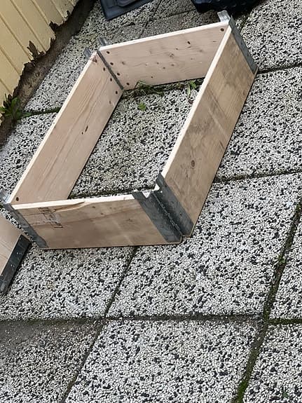 Odlingslåda i trä med metallbeslag