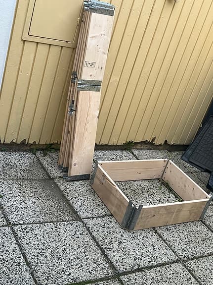 Odlingslåda i trä med metallbeslag