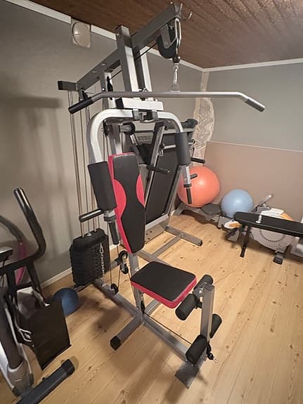 Multigym träningsstation svart/röd