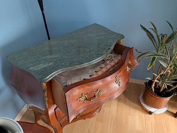 Vacker byrå i rokokostil