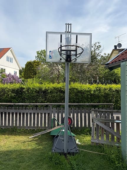 Basketkorg, höj och sänkbar.