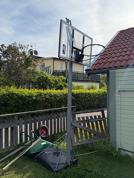 Basketkorg, höj och sänkbar.