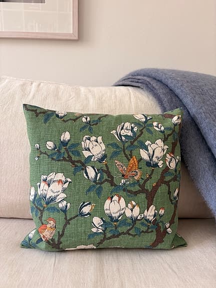 Kudde i tyg från Svenskt Tenn, Japanese Magnolia 37x37 cm