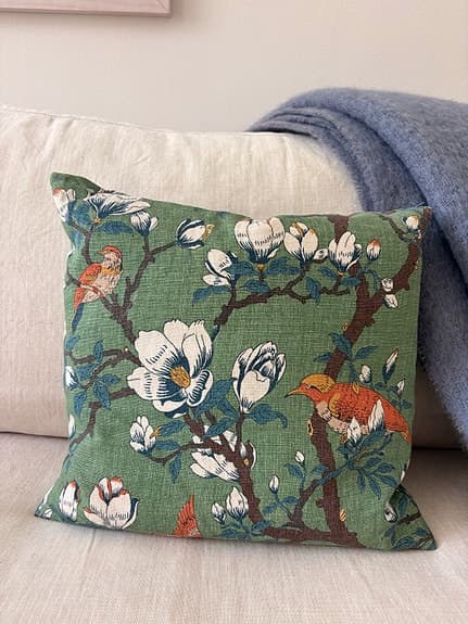 Kudde i tyg från Svenskt Tenn, Japanese Magnolia 37x37 cm
