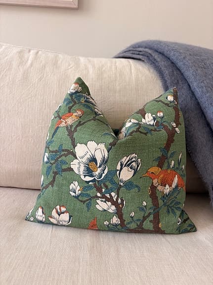 Kudde i tyg från Svenskt Tenn, Japanese Magnolia 37x37 cm