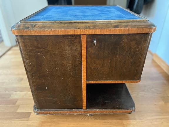 Kvadratiskt snurrbord från Åby Möbelfabrik