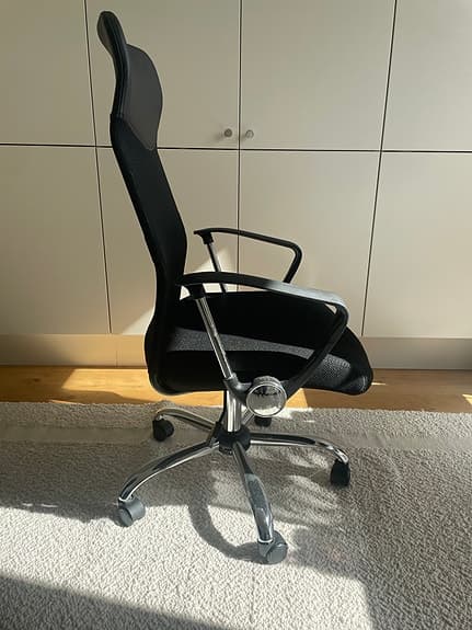 Kontorspaket - skrivbord + ergonomisk kontorsstol i mycket fint skick