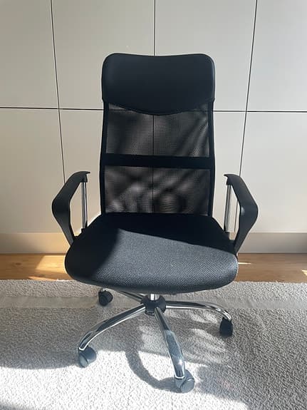 Kontorspaket - skrivbord + ergonomisk kontorsstol i mycket fint skick