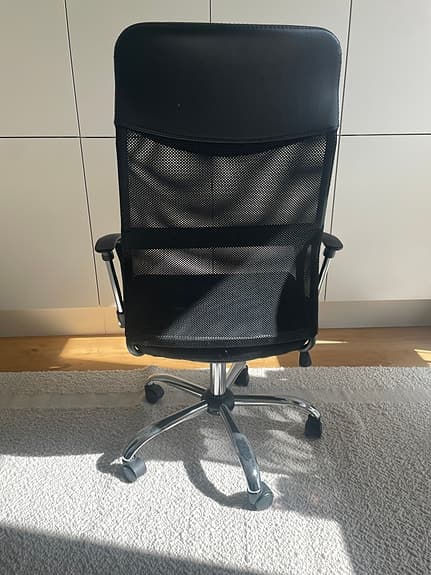 Kontorspaket - skrivbord + ergonomisk kontorsstol i mycket fint skick