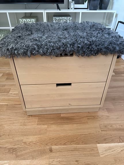 Massiv sittbänk från Norrgavel i fårskinn.