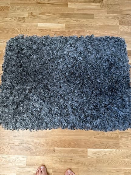Massiv sittbänk från Norrgavel i fårskinn.