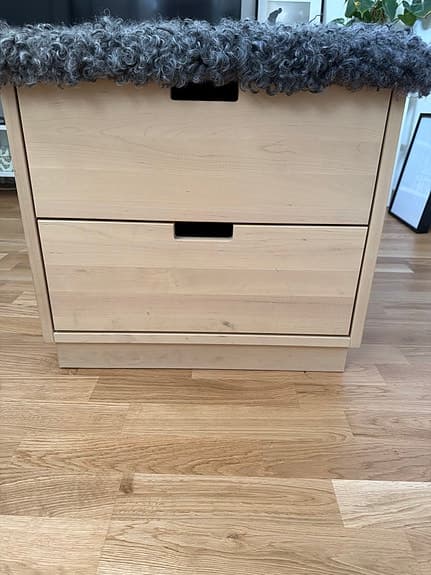 Massiv sittbänk från Norrgavel i fårskinn.