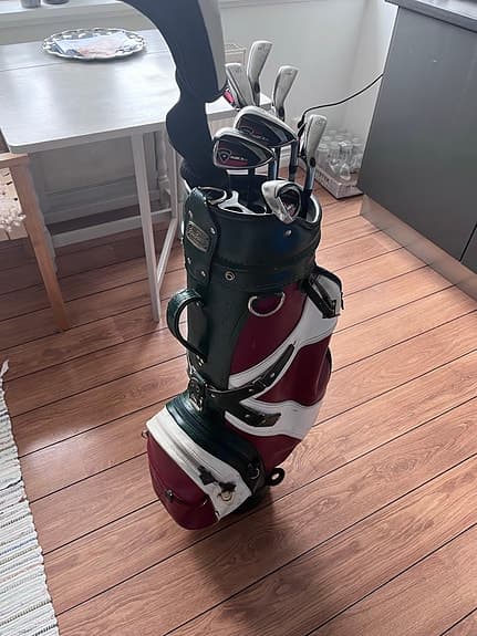 Golfbag med järnset och en driver