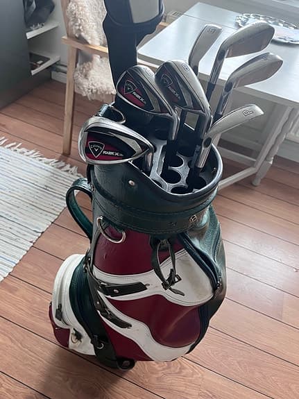 Golfbag med järnset och en driver