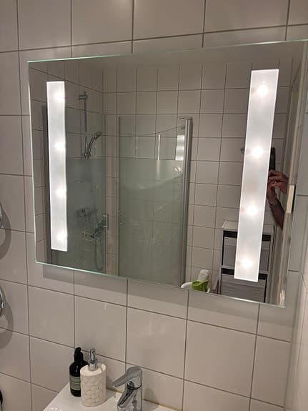 Badrumsspegel med inbyggd belysning