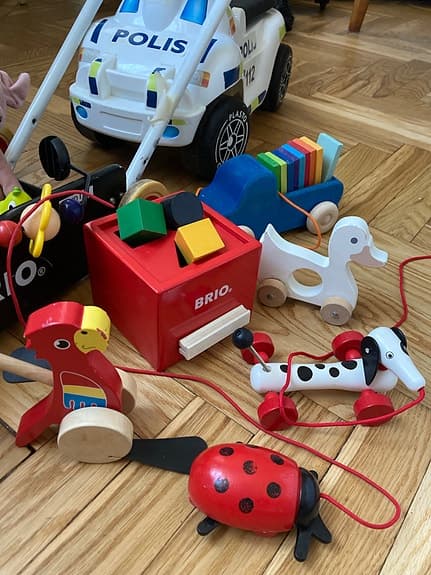 BRIO gåvagn och leksakspakett, polisbil