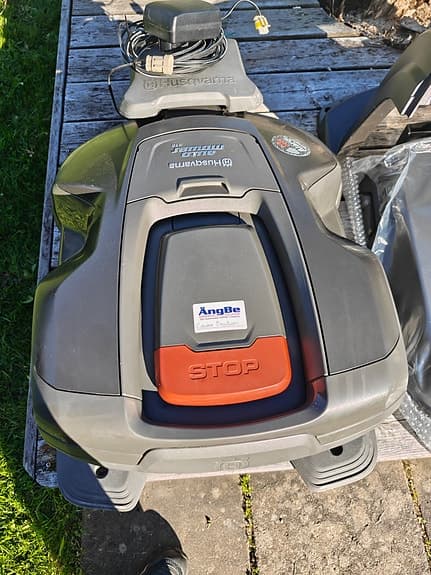 Husqvarna Automower 310 robotgräsklippare med tak och tillbehör