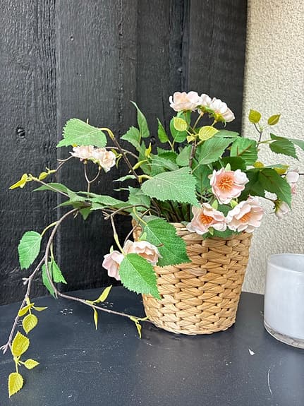 Konstgjord blomma i korg med rosa blommor