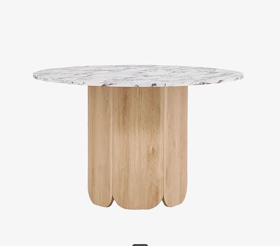 Oanvänd Ellos design matbord i kartong. Nypris 4000kr.