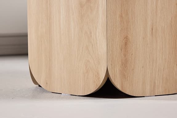 Oanvänd Ellos design matbord i kartong. Nypris 4000kr.
