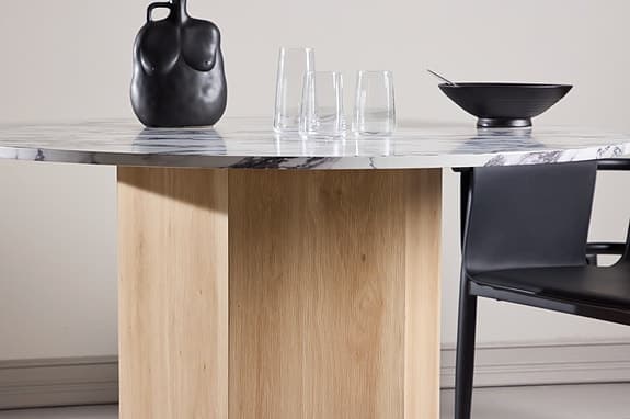 Oanvänd Ellos design matbord i kartong. Nypris 4000kr.