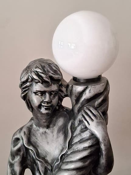 Golvlampsfigur med glob och smidesgolvlampa