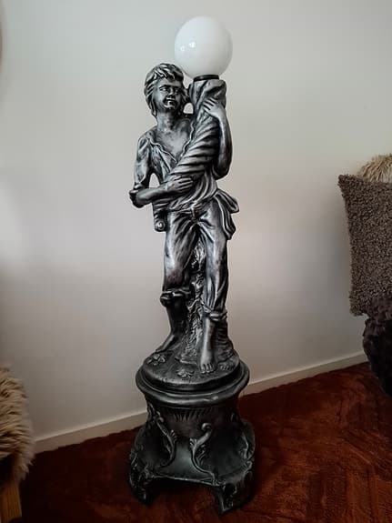 Golvlampsfigur med glob och smidesgolvlampa