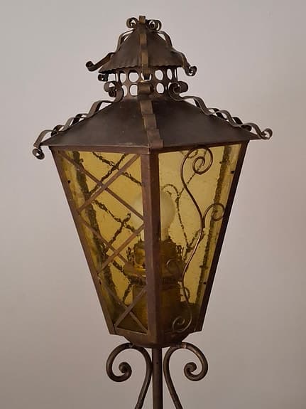 Golvlampsfigur med glob och smidesgolvlampa
