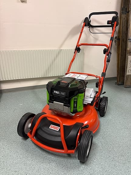 Batteridriven 56V proffsgräsklippare med räckvidd för upp till 5 000 m²