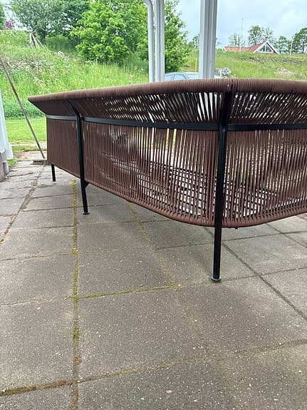 Brun utesoffa med svart metallstomme