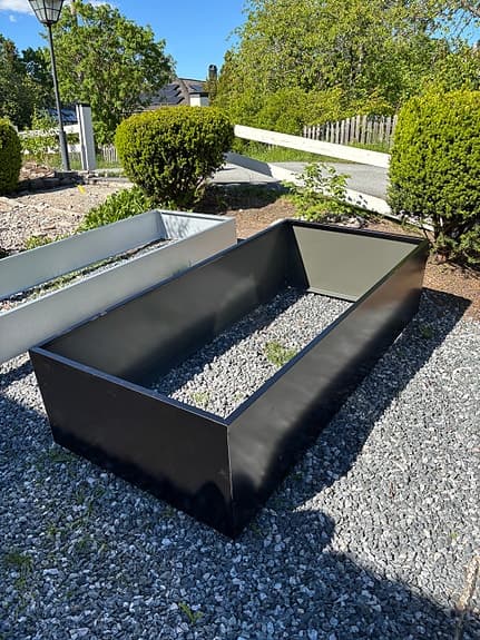 Svart odlingslåda / planteringslåda i metall