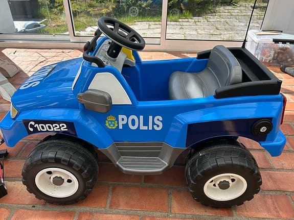 Elektrisk polisbil för barn - åkbar leksakbil