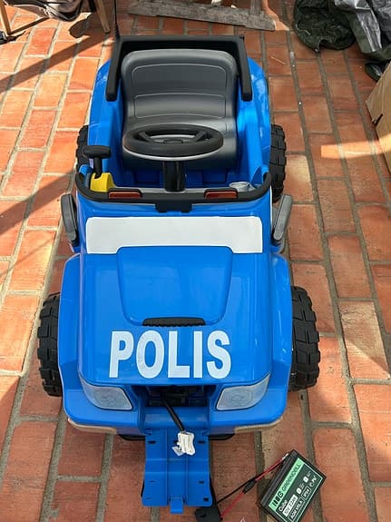 Elektrisk polisbil för barn - åkbar leksakbil
