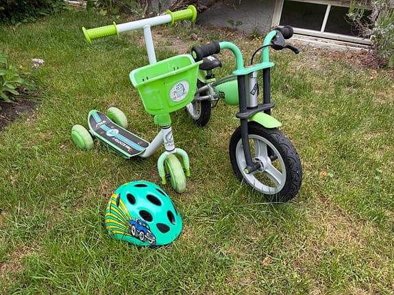 Springcykel, kickbike och hjälm (paket)