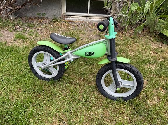 Springcykel, kickbike och hjälm (paket)