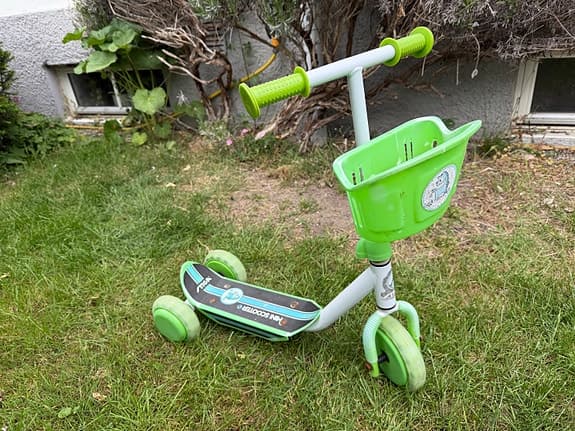 Springcykel, kickbike och hjälm (paket)