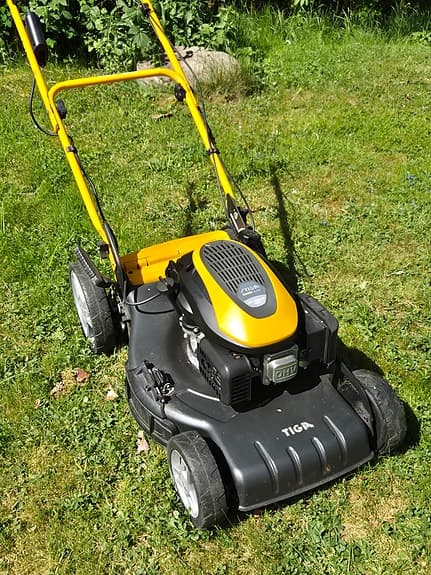 Stiga Gräsklippare med Drivning och e-Start