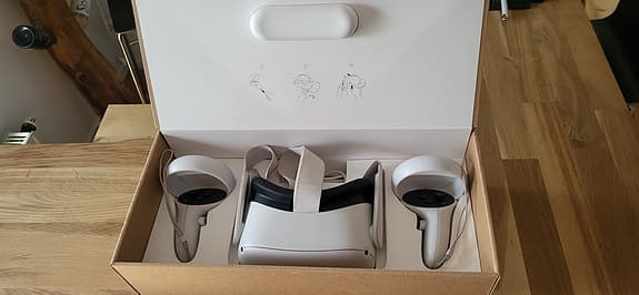 Meta Quest 2 VR‑headset med handkontroller vit