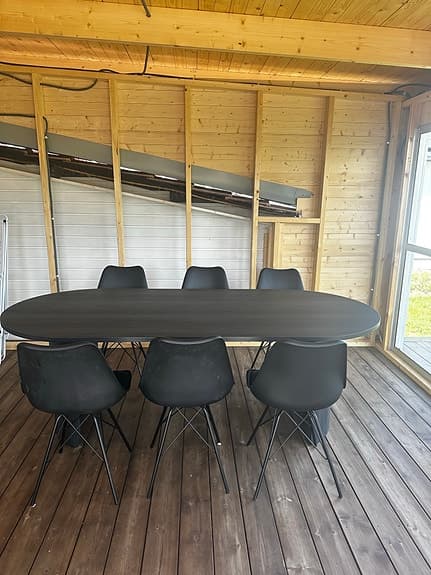 Nypris 6800kr, matbord Grundsund med mindre skada