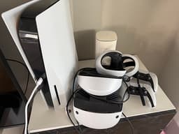 Sony Playstation 5 konsol med handkontroller och VR-headset