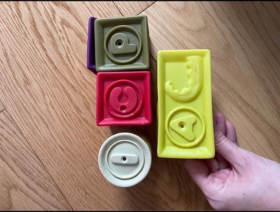 Mjuka klossar med figurer, siffror och bokstäver