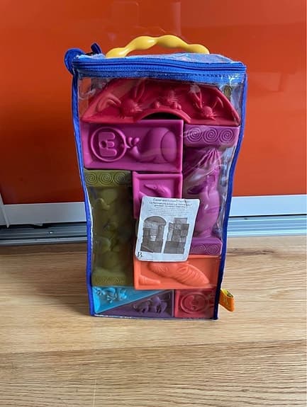 Mjuka klossar med figurer, siffror och bokstäver