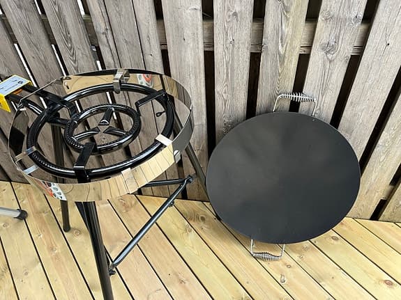 Hällmark med stekhäll på stativ
