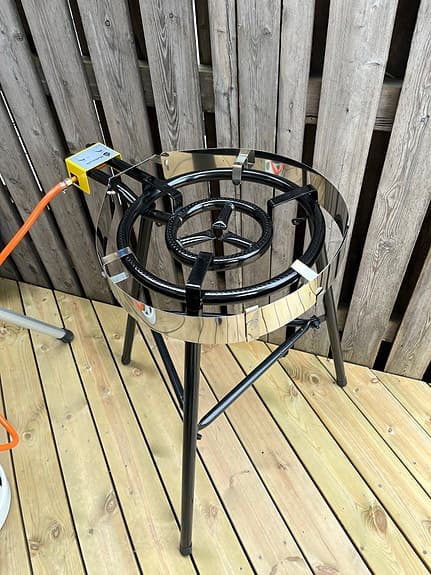 Hällmark med stekhäll på stativ