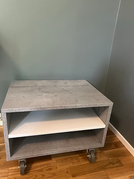 Grått sängbord