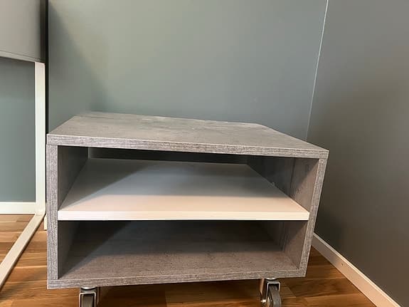 Grått sängbord