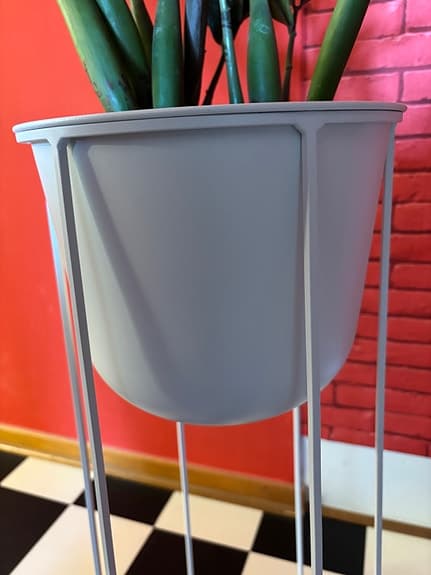 Design Kruka i en ställning / Piedestal i järn!
