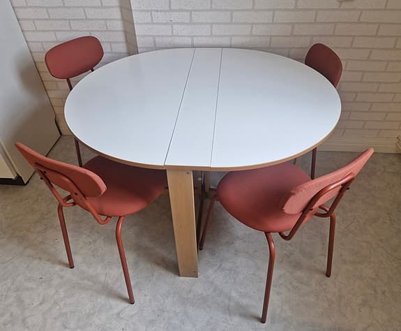 Mycket praktiskt IKEA bord som kan fällas ihop