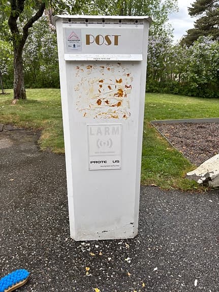 Vit postlåda med lås