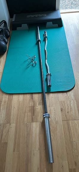 Skivstång , 20 kg, 2.20 cm dm 5cm och curlstång  1.20cm, 8 kg  med fjäderlås